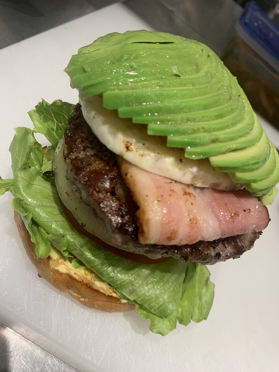 fumielmo1's tweet photo. アボカドは映えます🥑🍔❤️
#stadiumcafe
#stadiumburger https://t.co/3s3TkSshUc