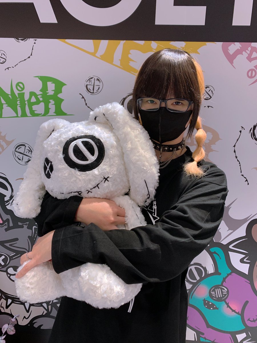 NieRのサルエルとニーソ買ってきたぁ！
可愛い子ちゃんと写真撮って来たぜ📷♥️
（わたし目死んでるなwww）

早くサルエル履きたいなぁ🙄✨✨✨

#NieR  ＠NieR_tokyo 
#BACKSTAGEPASS  ＠bb_keita11