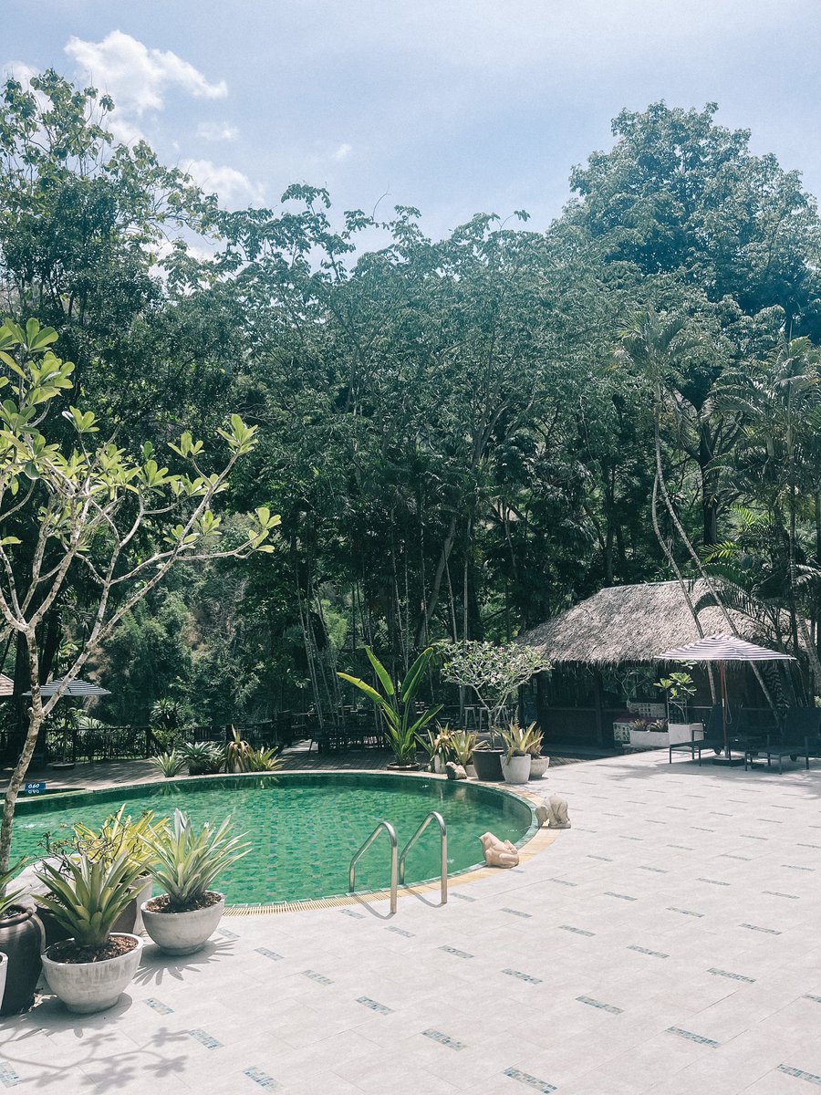 มากาญจนบุรีรอบนี้ฮีลใจเราได้ดีเลย นี่จ่ายแค่คนละ 950 บาท มีอาหารเช้า,เย็น และกิจกรรมพาล่องแพรให้ด้วย คุ้มมาก ตัวที่พักเป็นรีสอร์ต โอบล้อมด้วยต้นไม้สูงๆหมดเลย บรรยากาศดีมาก ห้องพักดีมากที่แปลว่าดีมากจริงๆ ห้องนึงนอนกัน 2 คนด้วย คุ้มดี ไม่มีสัญญาณมือถือ แต่วายฟายแจ่มว้าวมาก