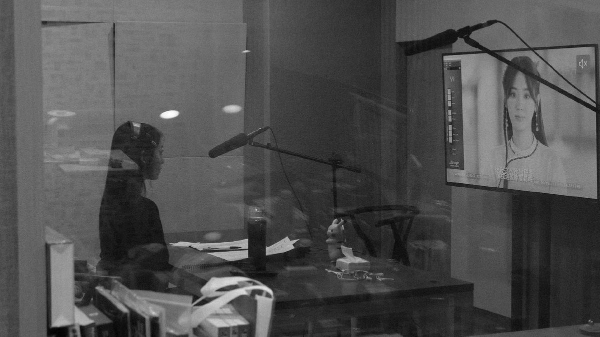 namupizza's tweet photo. #XingFei 220406 Studio
“Start working, put some picture stocks.”
//1st pic dubbing for #TheFlyingFox #飞狐外传
2nd pic- Cheng Ling Su (character in the drama)
#邢菲 #형비 https://t.co/1KJ9x2tobD