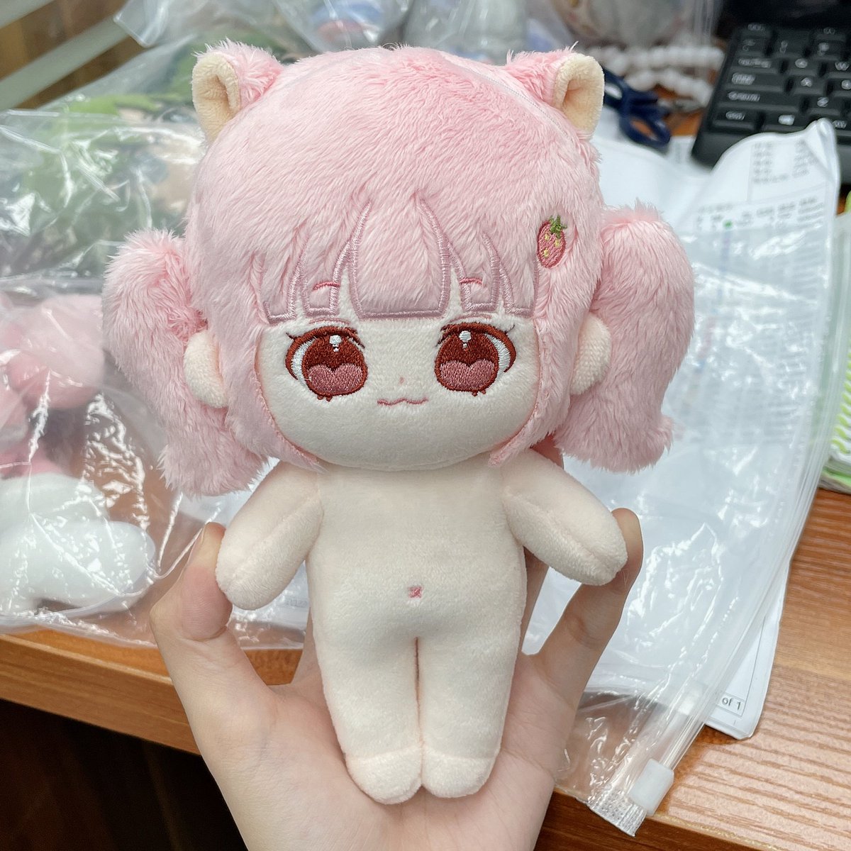 공지가 늦어서 죄송합니다🙏
매번 오전에 올려야지하다가 낮엔 까먹어버려서요😅

베티는 3/30에 생산라인 쪽으로 들어갔으며 기간은 50일 정도 소요된다고 합니다.
생산샘플 헤어 조율 과정에서 조금 더 시간이 걸렸네요.

생산 진행사항 종종 체크해서 공지 올리겠습니다❣️

#무속성_베티