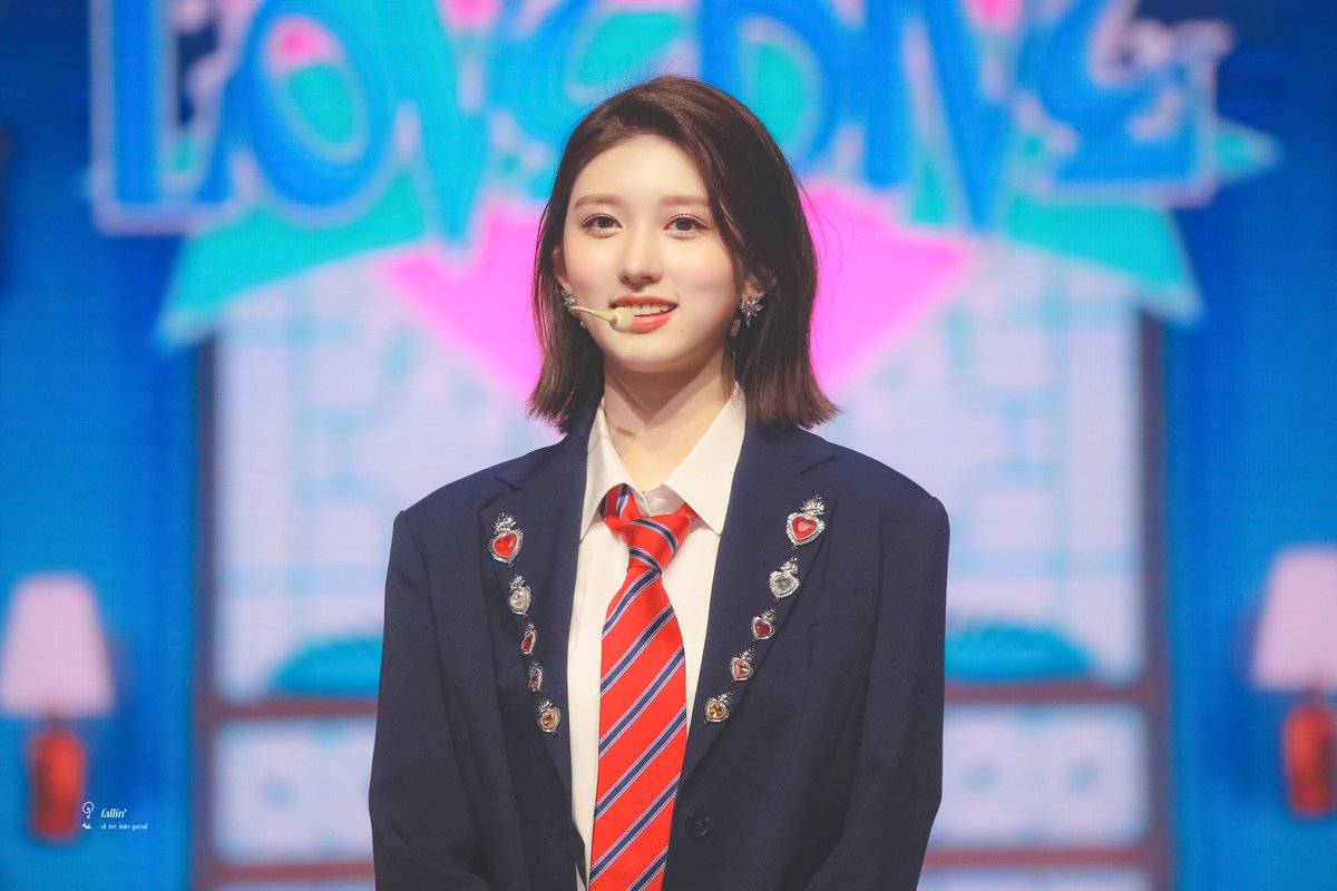 fallin_924's tweet photo. 220405 숨 참고 럽 다이브💙
#IVE #아이브 #가을 #GAEUL 
#fallinginluv_가을 https://t.co/Ruw7DlEoeu