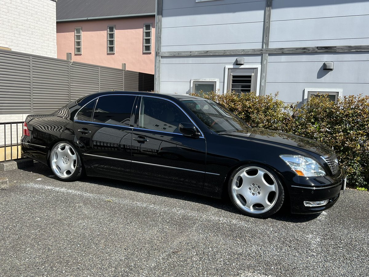 BBSSUPERRS's tweet image. LS430
どこでも行く車なので前の車高だと少し不便。だからってタイヤ外径変えてる純正履かせたまま車高上げてもカッコ悪いし。
なので車高上げてカールソン1/6EVO。
定番と言えば定番なので普通だろうなって思ったら思った以上に普通笑
でもこれでいい。
快適✨
#LS430 
#セルシオ