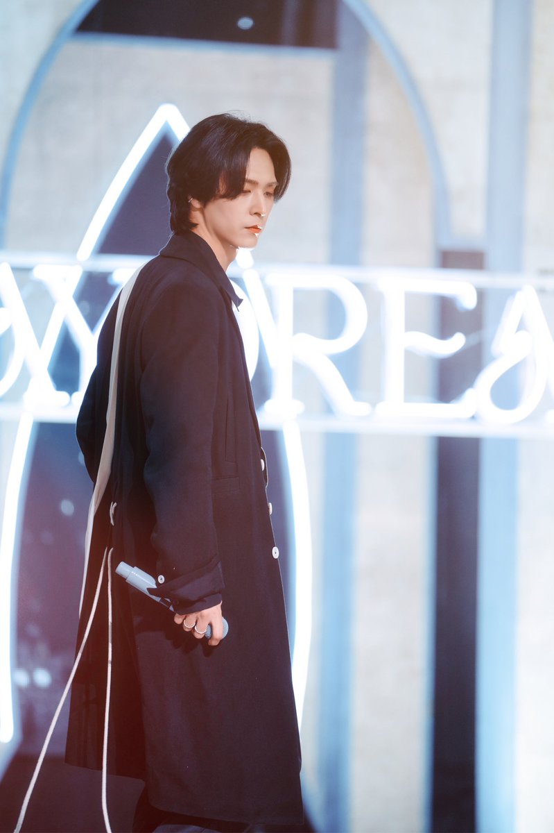 Can_u_feel_it__'s tweet photo. 아니 손동운 ㅁㅊ
진짜 로판에서 우리 세계로 잘못 온 남주 같다 https://t.co/sK688kcDp9
