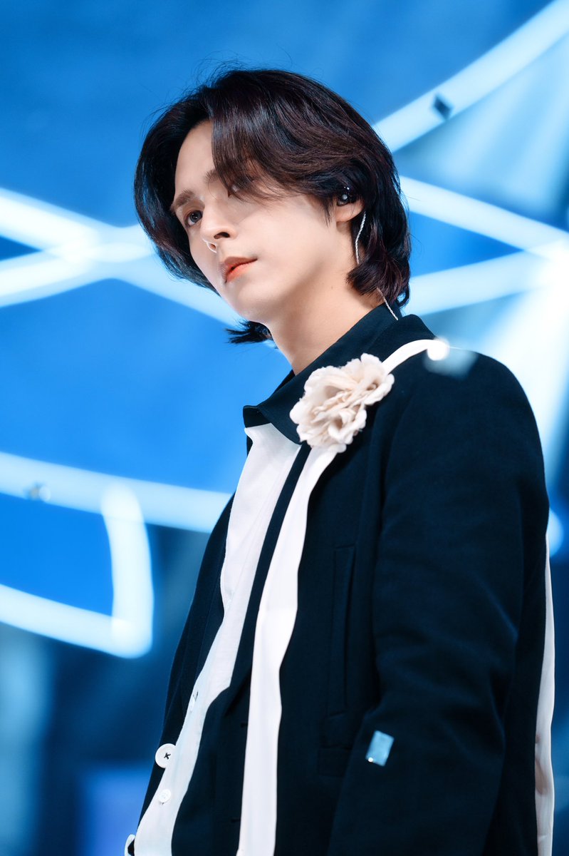 Can_u_feel_it__'s tweet photo. 아니 손동운 ㅁㅊ
진짜 로판에서 우리 세계로 잘못 온 남주 같다 https://t.co/sK688kcDp9