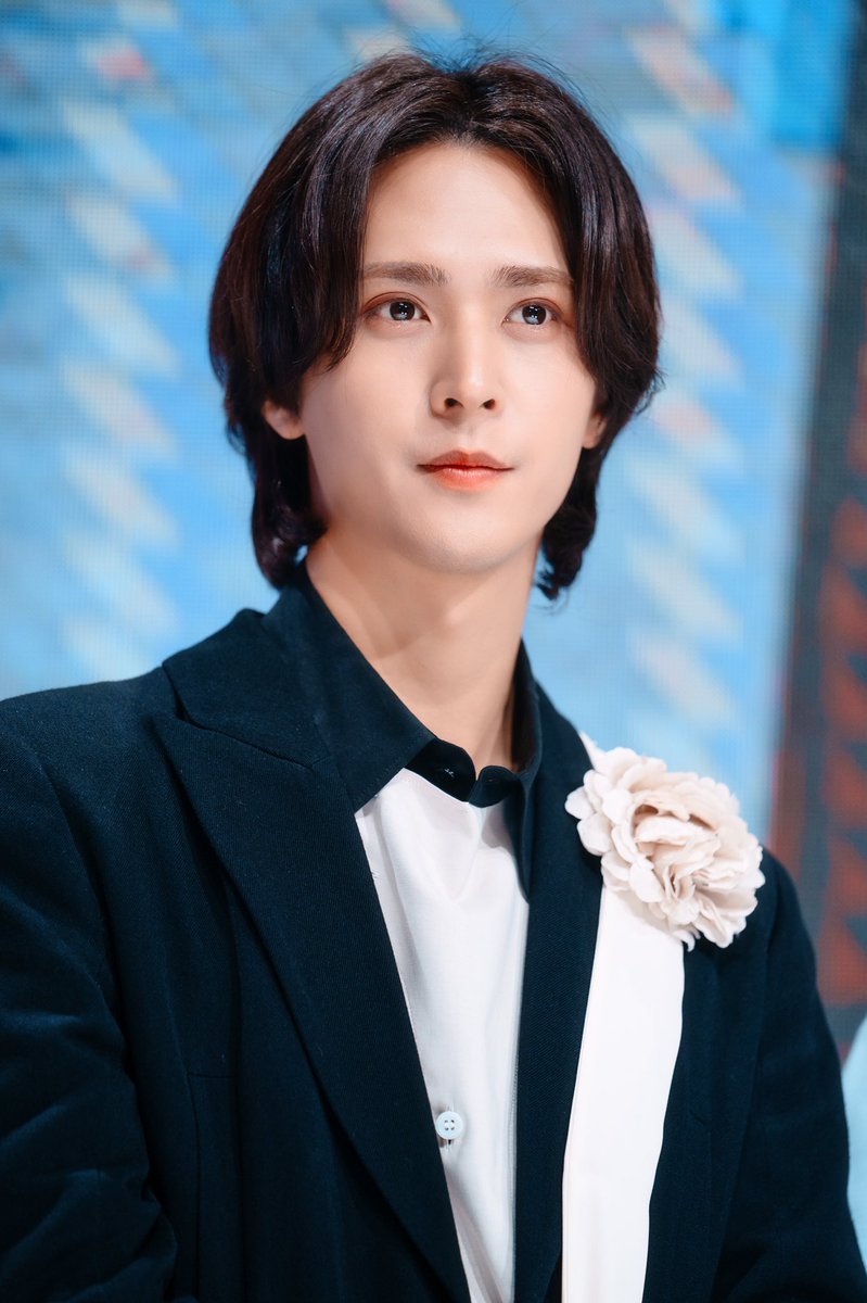 Can_u_feel_it__'s tweet photo. 아니 손동운 ㅁㅊ
진짜 로판에서 우리 세계로 잘못 온 남주 같다 https://t.co/sK688kcDp9