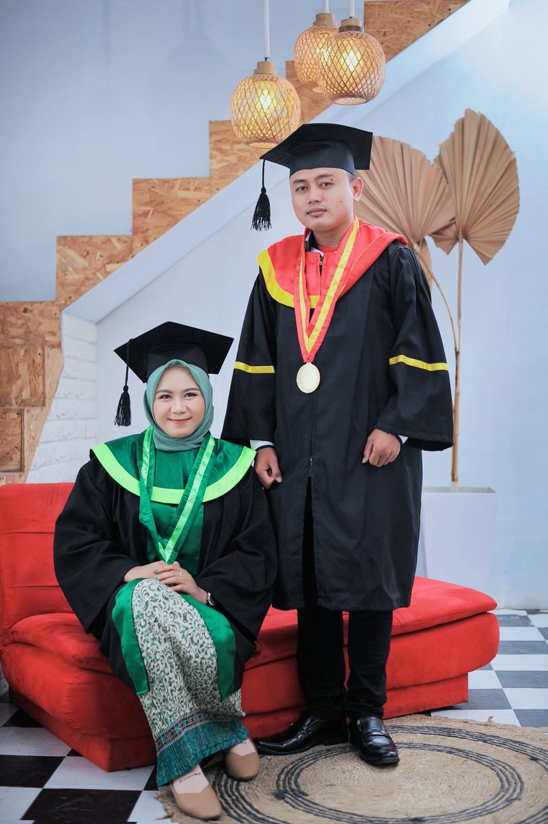 desyviani's tweet photo. Alhamdulillah hadiah th ini, sudah diwisuda https://t.co/OxInVHC9tQ