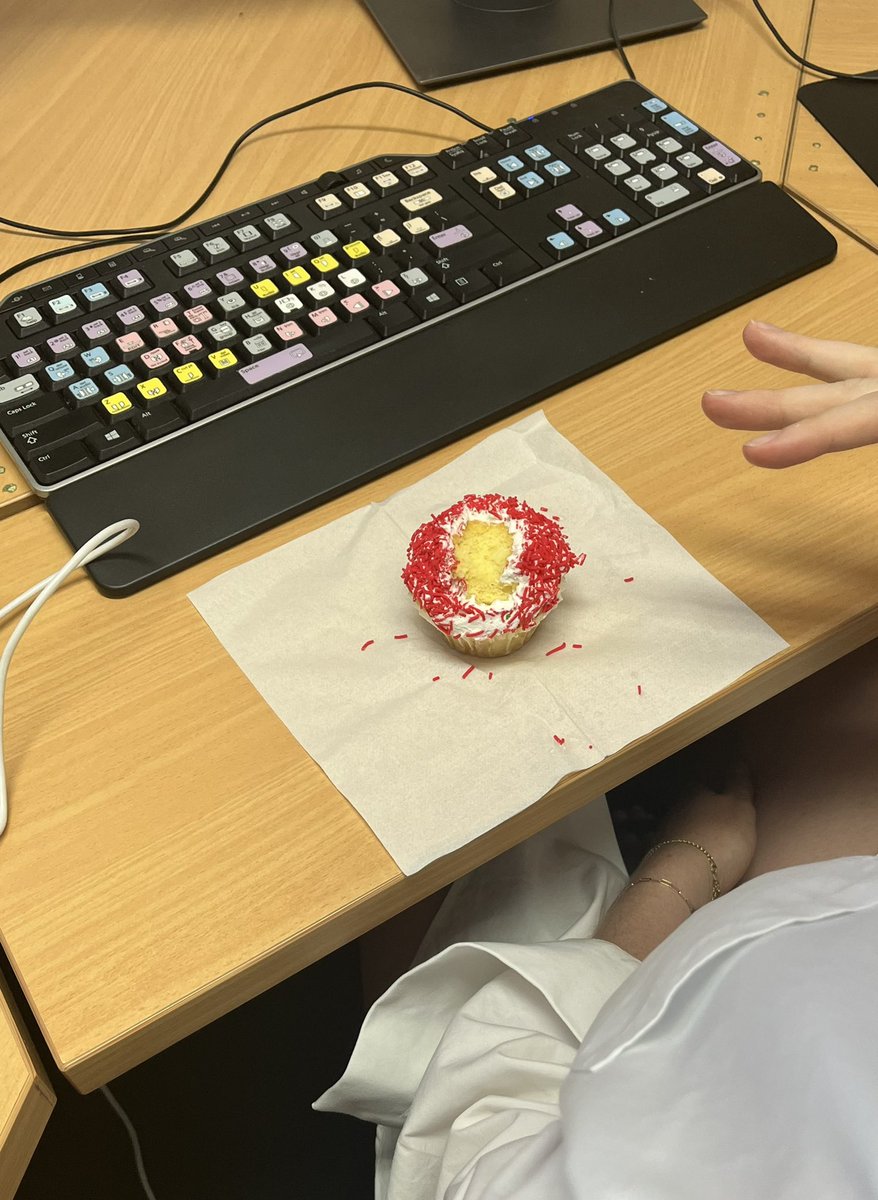 Catching @vicpengilley eating a cupcake like this made my entire day. 

“I was really hungry, I needed a speed bite”