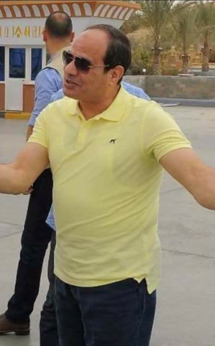 تي شيرت السيسي هاند ميد لصانعه ايطاليه
تعدى ثمنه المائة الف دولار 
مبعوثه خاصه من رئاسة الجمهوريه استلمته له
وفي الاخر بص شوف الفانله الحاملات عامله ايه