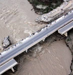 Üzerinden 10 yıl geçti. Çökmesinden 3 ay önce rapor hazırlayıp "Bu köprü her an çökebilir" dediğim köprü 10 yıl önce bugün çöktü, 15 vatandaşımızı kaybettik. Bakanlar gelip halka söz verdi, tek bir soruşturmaya izin verilmedi. Ama raporumu gönderdiğim tbmm'den o dönemin akp