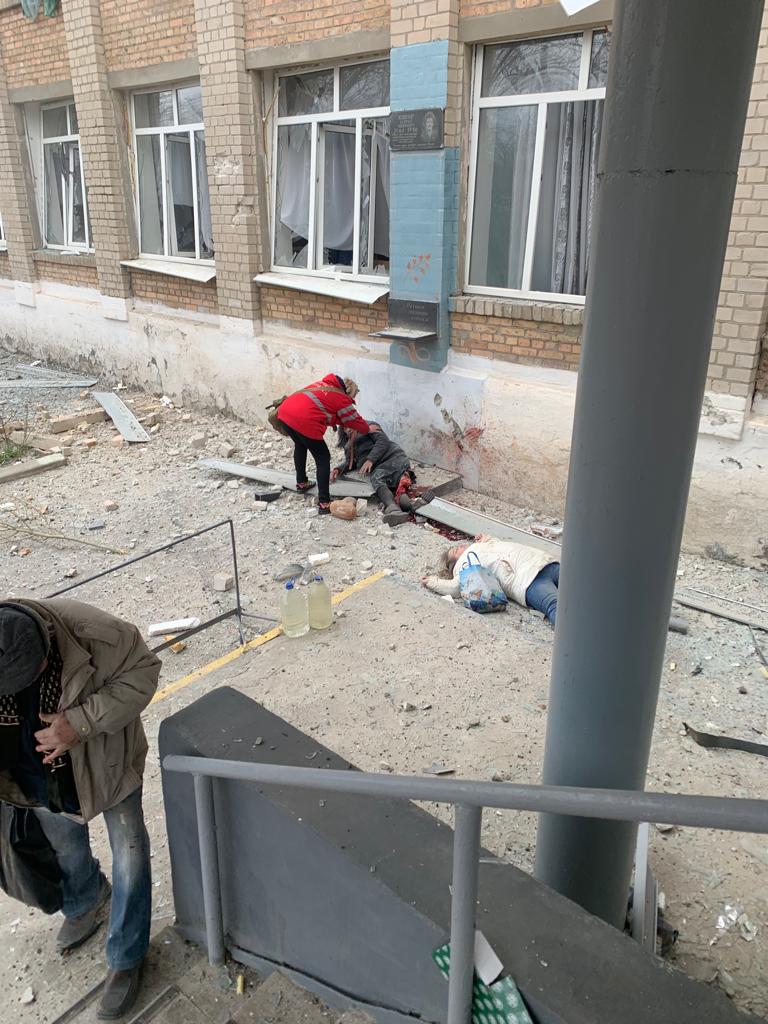 Hromadske's tweet photo. 🤬 In Vugledar, the Russian occupiers fired rockets at humanitarian aid distribution sites. It is currently known that two people were killed and five were injured, — the head of the Donetsk Regional Military Administration https://t.co/2xMDs81enR