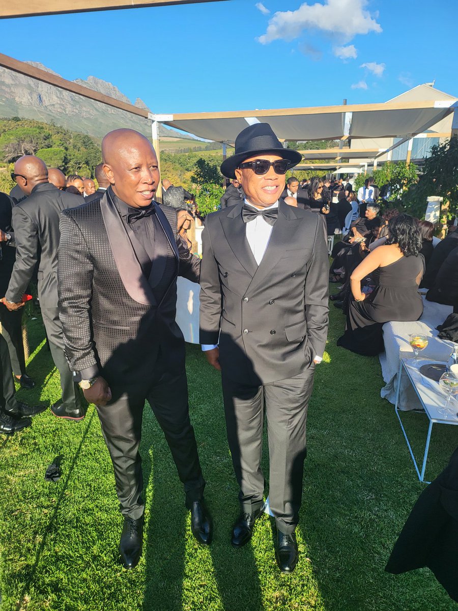 MogomotsiLebot2's tweet image. Last week: Julius Malema @ a wine farm in Stellenbosch enjoying the amenities

This week: Julius Malema orders the EFF fighters to picket and protest at Johan Rupert's Stellenbosch farm.

Please make it make sense fighters?