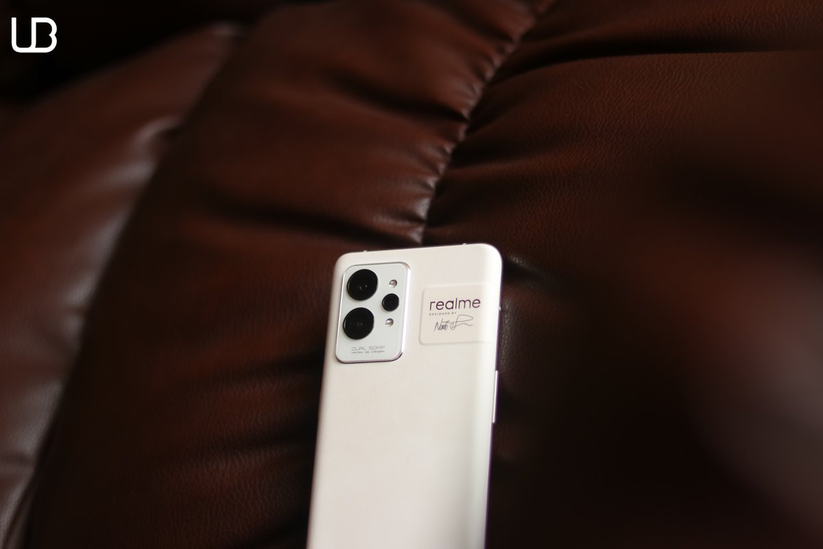 TheUnbiasedBlog's tweet photo. What do you folks think of @realmeIndiaโs environmental friendly Paper Tech Master Design of the #realmeGT2Pro?
This Paper Tech Master design is like actual paper that you can scribble or write on with a pencil and erase with a rubber.
#TheUnbiasedBlog https://t.co/sXLSJfCv0q