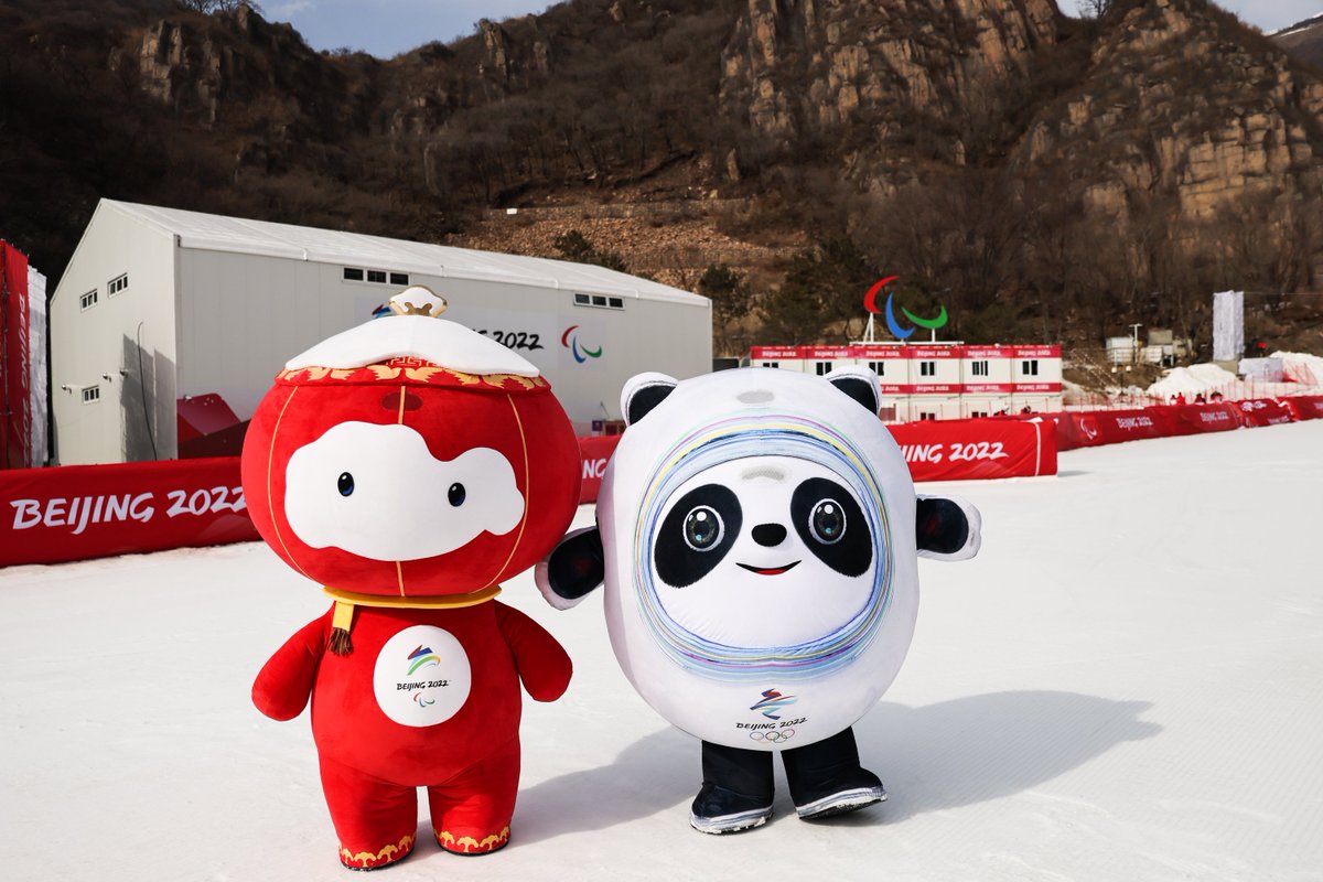 Wishing you a #HappyMonday from #BingDwenDwen and #ShueyRhonRhon 📷GettyImages #WinterOlympics #Olympics #WinterSports #TogetherForASharedFuture #Beijing2022