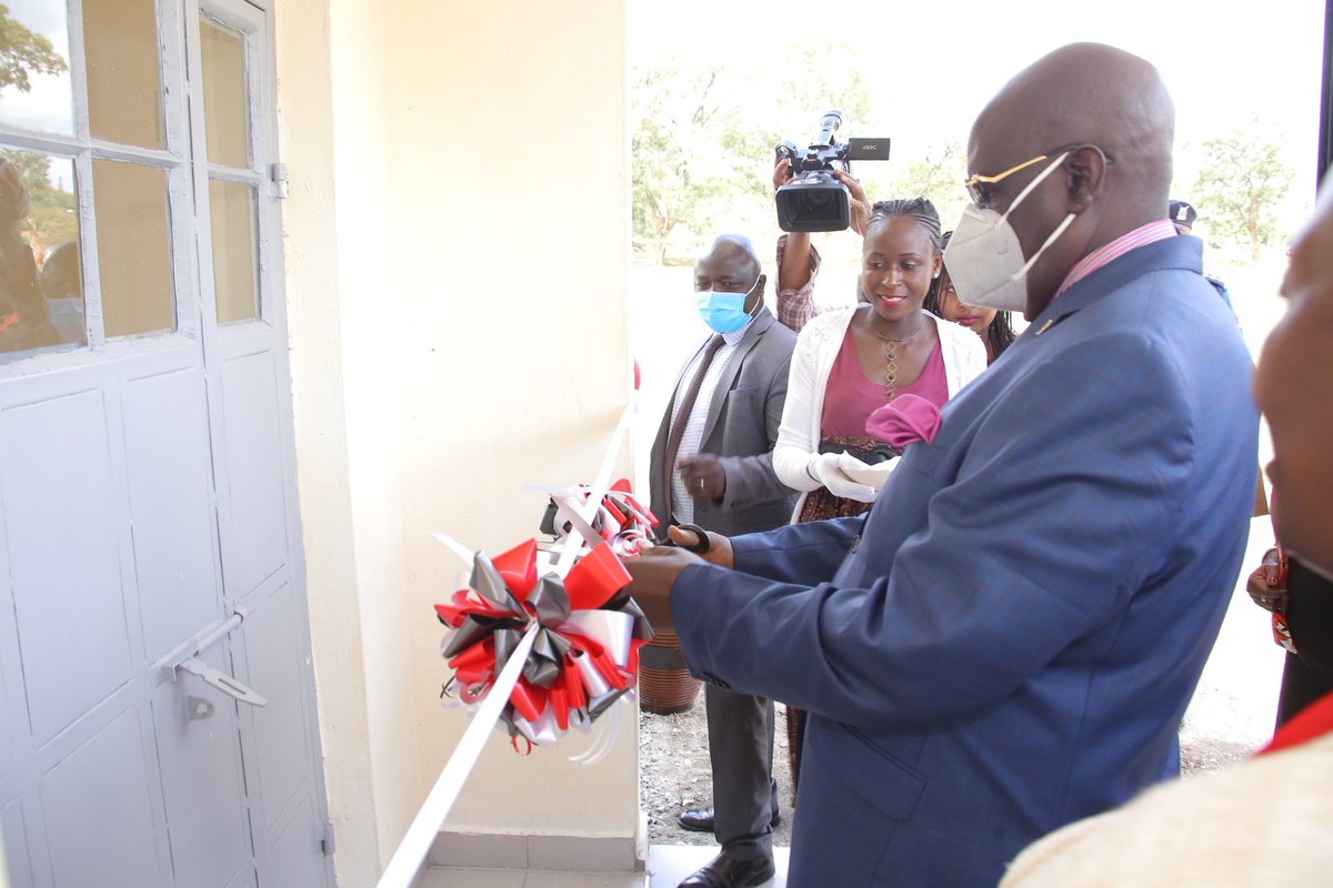 EduMinKenya's tweet photo. Education Cabinet Secretary Prof. George Magoha has today morning commissioned new CBC classroom at Kenya High School in Kileleshwa, Nairobi County. CS says the first phase of complete classrooms is at 90percent countrywide.
#EducationReforms
#CBCInfrastructure https://t.co/oy0TClXQrq