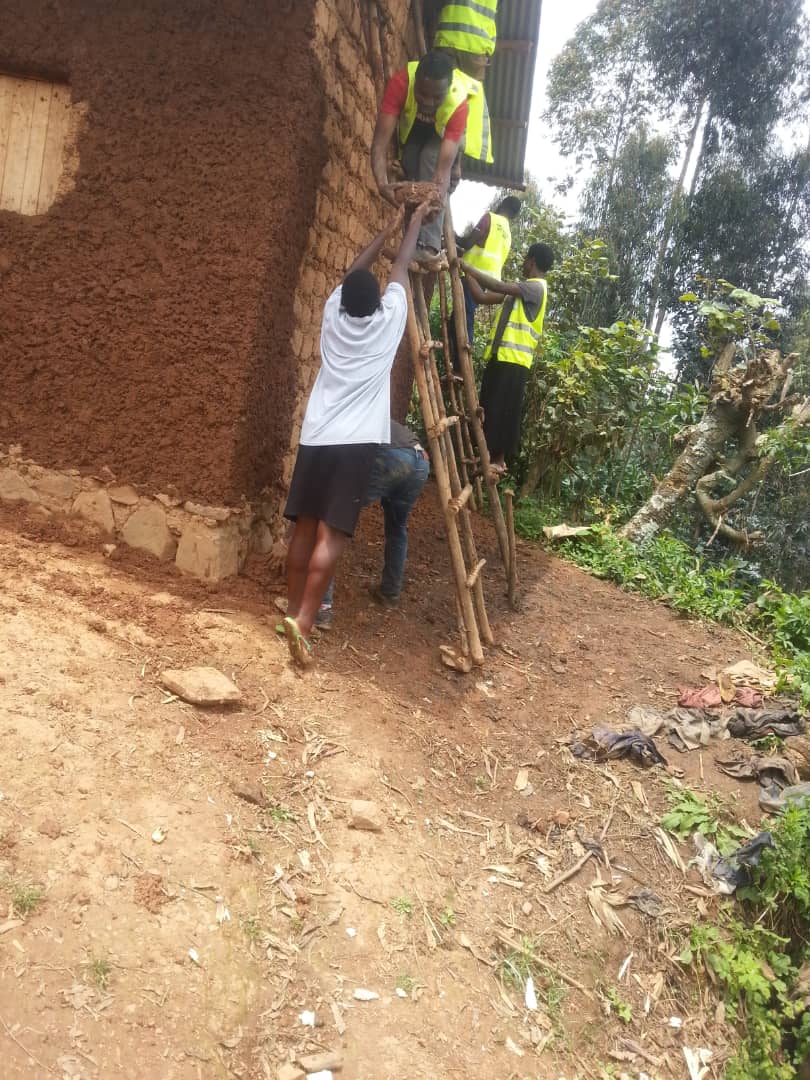 KamubugaS's tweet photo. @GakenkeDistrict Urubyiruko rw'abakorebushake hano @KamubugaS bakomeje kuza ku isonga mu gukemura ibibazo bibangamiye imibereho y'abaturage @NizeyimanaJmv13 @NyirarugeroD @MushaijaGeoffr3 @RwandaLocalGov @IGIHE https://t.co/lkRy4L6jLG