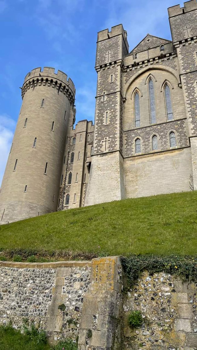 10000BC8's tweet photo. Arundel Castle 900 years old. South of London England.
England #Castle https://t.co/SFU3dzfrqS