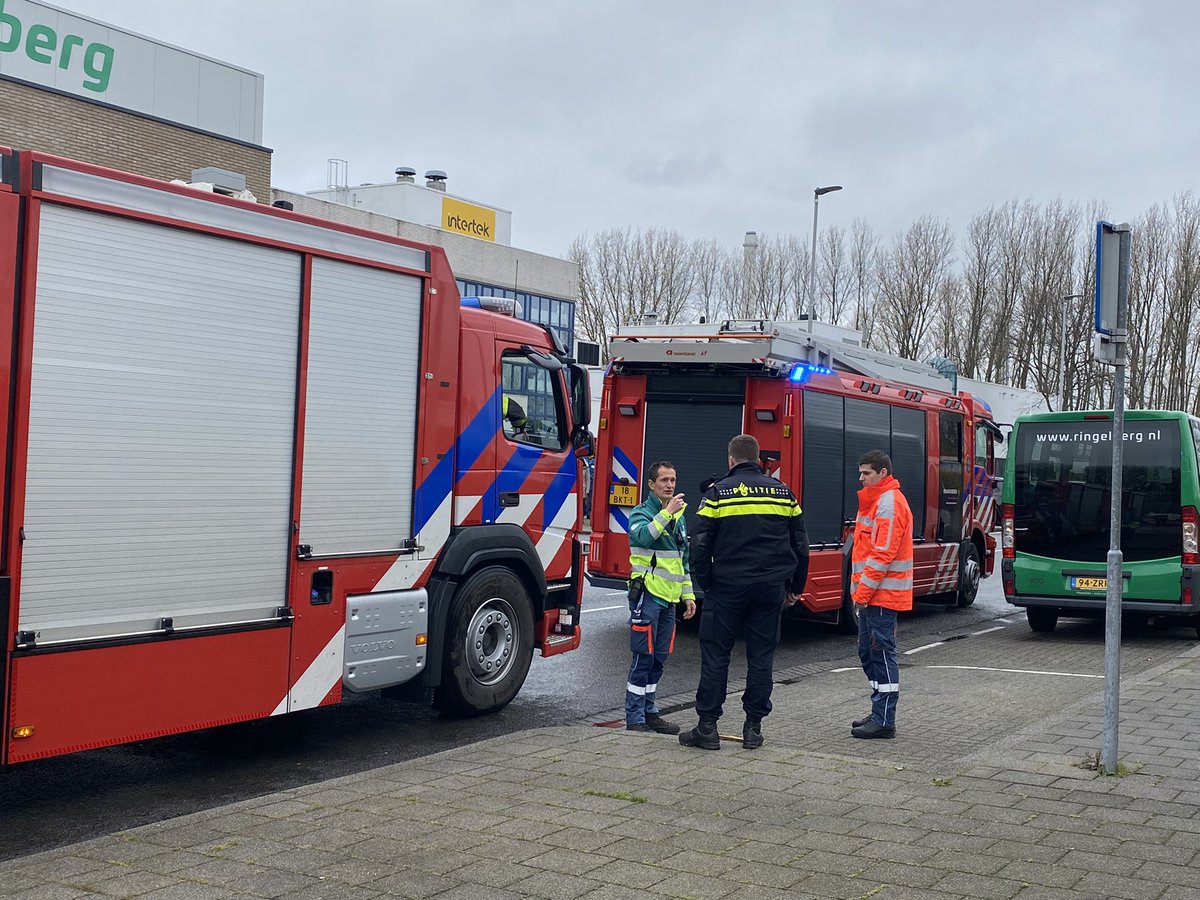 De hulpdiensten zijn aanwezig aan de Leerlooierstraat in #Hoogvliet voor een melding met gevaarlijke stoffen.