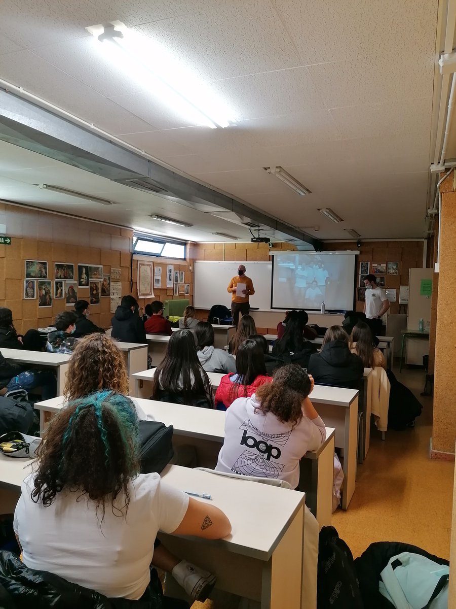 adefan_es's tweet photo. 🏭👩🏫 #EMPRESAFAMILIAR EN LAS AULAS | Los y las estudiantes del @iesnavar (#Pamplona) disfrutaron de una sesión formativa de la mano de nuestro asociado #Resitex.
👉 Los encuentros organizados por #ADEFAN cuentan con el patrocinio de @caixabank y fundación @CABK_Dualiza. https://t.co/secVmmWMpl