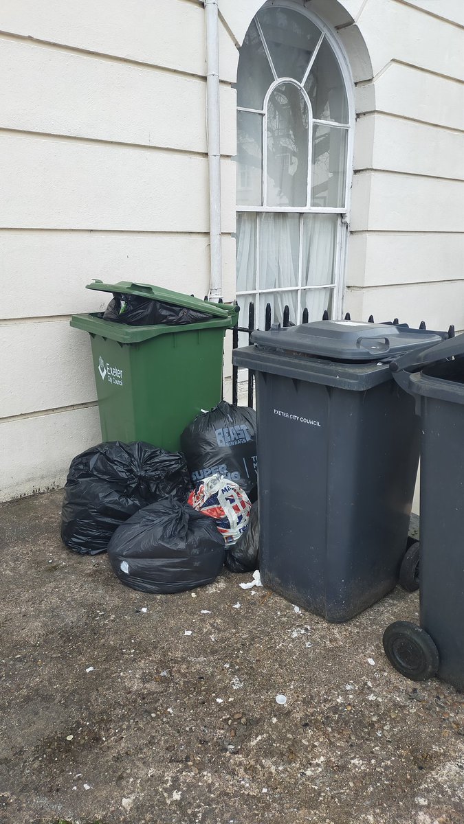 fstop57's tweet photo. @ExeterCouncil "Don't let Devon go to waste", yet your refuse policy means collections ignore bagged waste leaving it for the gulls and wind. Where is the joined up thinking? #Exeter #Devon https://t.co/Fn1Z6ZVGYe