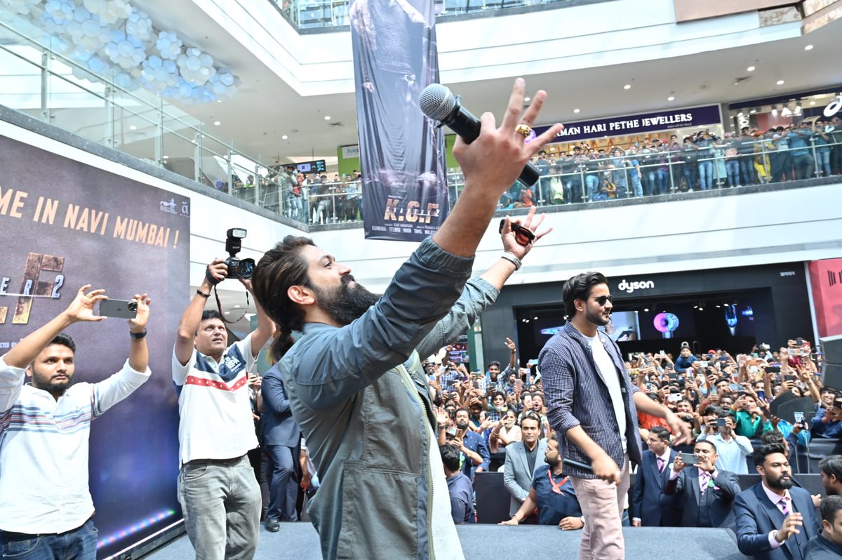 YashTrendTelugu's tweet photo. Crowd goes berserk on seeing Rocky Bhai, Rocking Star @TheNameIsYash 🔥♥️

#KGF2onApr14 #KGFChapter2 
#YashBOSS𓃵 #TeluguYashFans
𝐊𝐚𝐧𝐧𝐚𝐝𝐚 𝐓𝐞𝐥𝐮𝐠𝐮 𝐇𝐢𝐧𝐝𝐢 𝐓𝐚𝐦𝐢𝐥 𝐌𝐚𝐥𝐚𝐲𝐚𝐥𝐚𝐦 https://t.co/R9XcisNGil