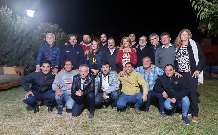 AdrianLaRioja's tweet photo. Fotón Política: 

Cumbre de Intendentes con @QuintelaRicardo 

El clamor para que el gobernador sea el presidente del PJ 

Los jefes comunales pidieron también presidir el peronismo en cada departamento. 

@amolinalarioja acompañó al gobernador https://t.co/zvIRsn7W2p