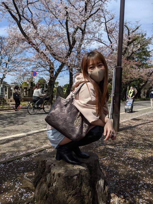 YouTube撮影でいい感じに桜と撮ってもらったよ♡ https://t.co/HG7vuOlSAc<a href="/tag/%E6%9C%A8%E6%9D%91%E8%8A%B1%E3%81%BE%E3%81%9F%E3%81%AD"class="tags"><span>#木村花またね</span></a>