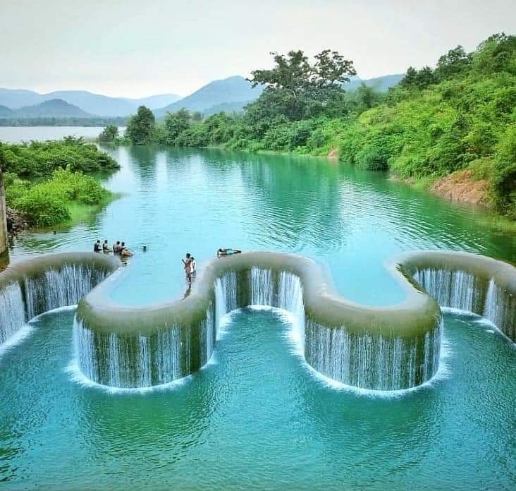 OdishaHeritage's tweet photo. #Sapua dam situated in #Dhenkanal district is the best kept secret.
The dam is the only one in the world with shape of a snake.
The outstanding beauty around it makes the site even more attractive.
#Odisha #OdishaHeritage
@abinashlenka @MadhusudanSahuu https://t.co/axbHAnpvnS