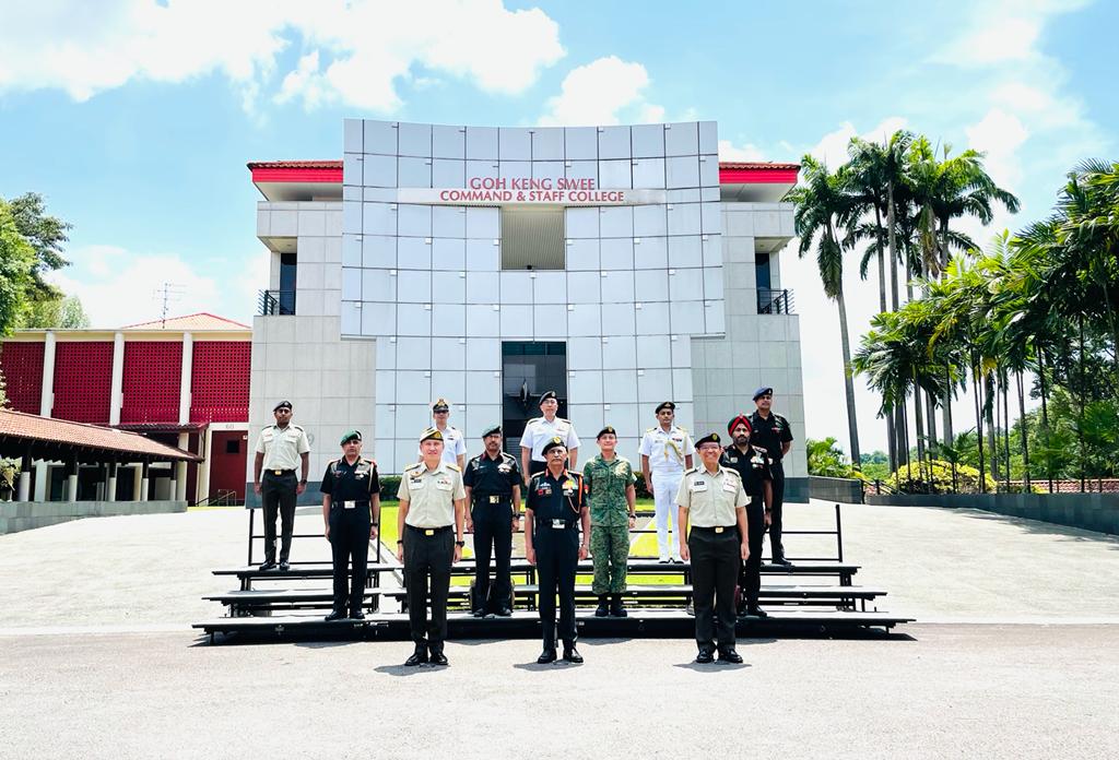 adgpi's tweet photo. General MM Naravane #COAS visited Goh Keng Swee Command & Staff College #GKSCSC, #Singapore. The #COAS also interacted with the officers of #GKSCSC & shared his experience on Professional Military Education.
#IndianArmy
#IndiaSingaporeFriendship https://t.co/Df6RM4PcwK