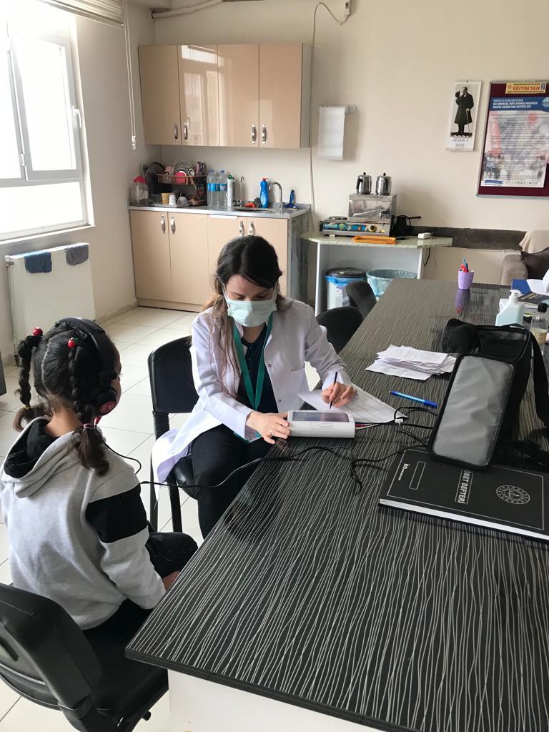 Sağlık ekiplerimiz tarafından Ömer Seyfettin ilkokulu öğrencilerine işitme tarama testi yapıldı.