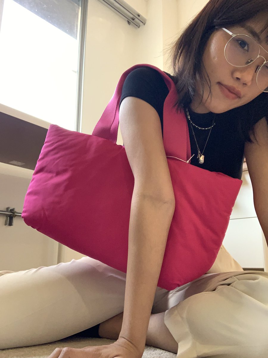 nhbp__'s tweet photo. Cos ทำชีอีกแล้ว น้องนุ่มมากกกกกใส่คอม13นิ้วได้ ตอนแรกคิดว่าจะขึ้นไหล่ไม่ได้แต่โชคดีที่เราวงแขนเล็กเลยสะพายได้😂 น้องมี3สีอีกสีเป็นสีดำ ได้มาจากสาขาพารากอนงับเพราะเอมควอเทียหมดไวมาก🥲 https://t.co/g7BsCvjqCr