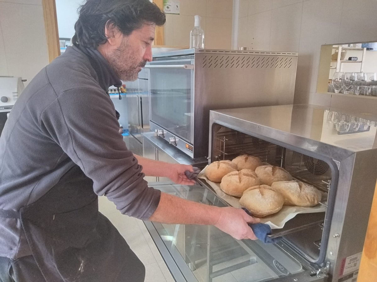 almanatura's tweet photo. ¡Ya huele a pan! Esta mañana abrió sus puertas la panadería “Manos a la Masa” ubicada en el municipio conquense de @TragaceteOAC. Claudia, Marcelo e Ignacio, familia argentina acompañada por el proyecto #Holapueblo son los responsables de la apertura de un nuevo negocio rural. 💪🏻 https://t.co/BmTFLl49yV