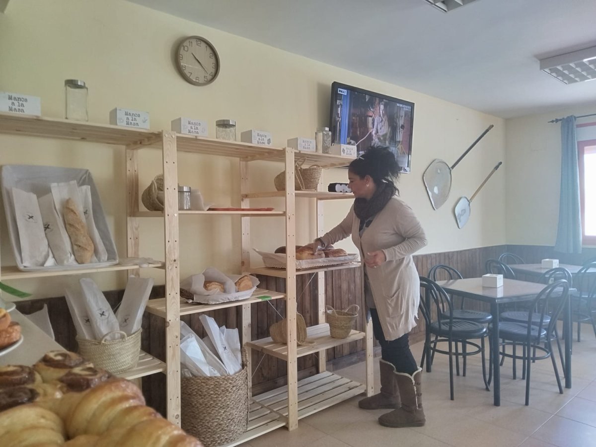 almanatura's tweet photo. ¡Ya huele a pan! Esta mañana abrió sus puertas la panadería “Manos a la Masa” ubicada en el municipio conquense de @TragaceteOAC. Claudia, Marcelo e Ignacio, familia argentina acompañada por el proyecto #Holapueblo son los responsables de la apertura de un nuevo negocio rural. 💪🏻 https://t.co/BmTFLl49yV