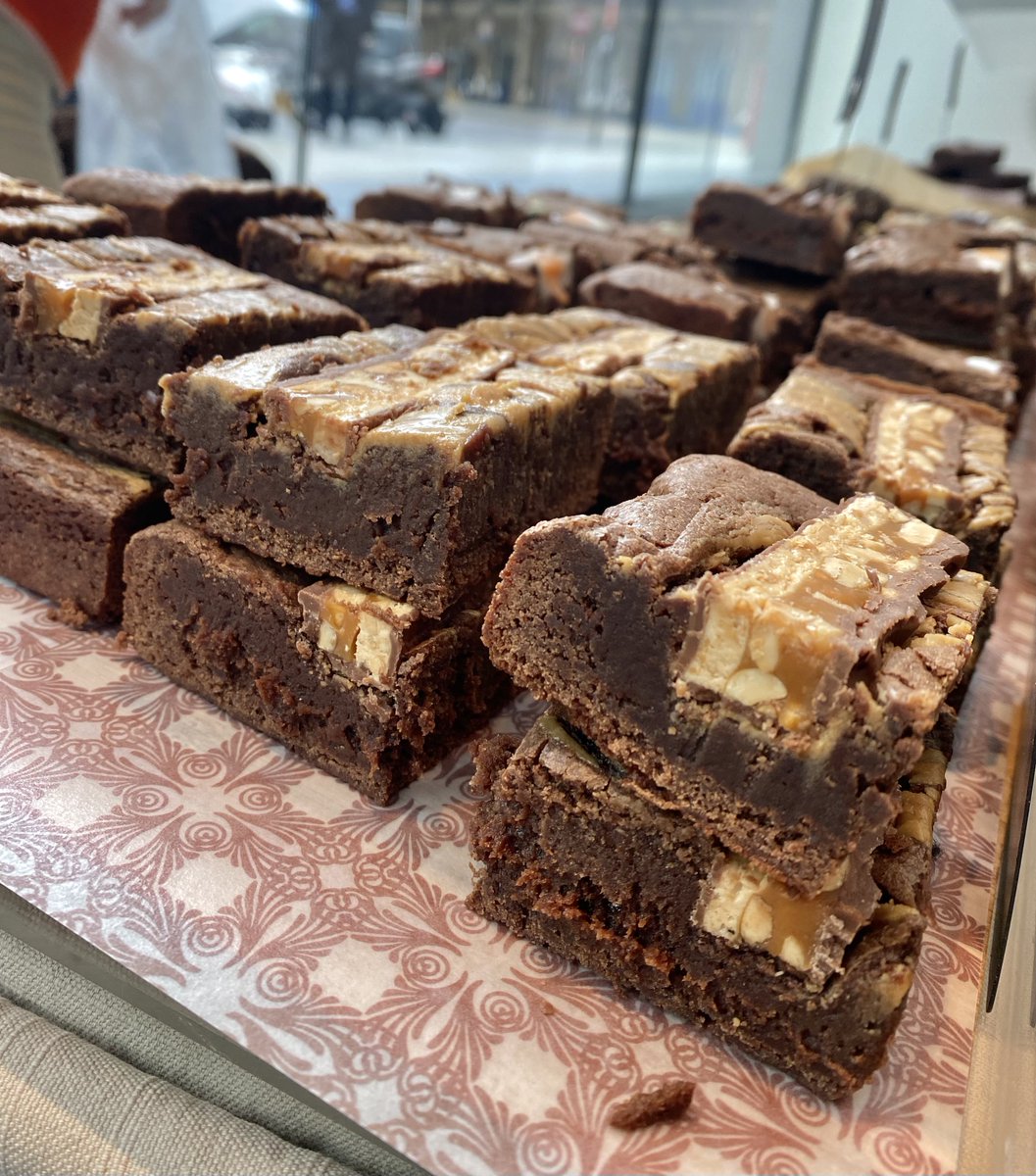 70marklane's tweet photo. Today we have AJ's Cakes &amp; Bakes joining us in reception at 70 Mark Lane. She has brought in a bunch of her best freshly baked treats with vegan options available to enjoy as well 🤩🤩 She will be here until 3pm today.... you don't want to miss out!! #brownies #chocolate #easter https://t.co/Di6LP69oqd