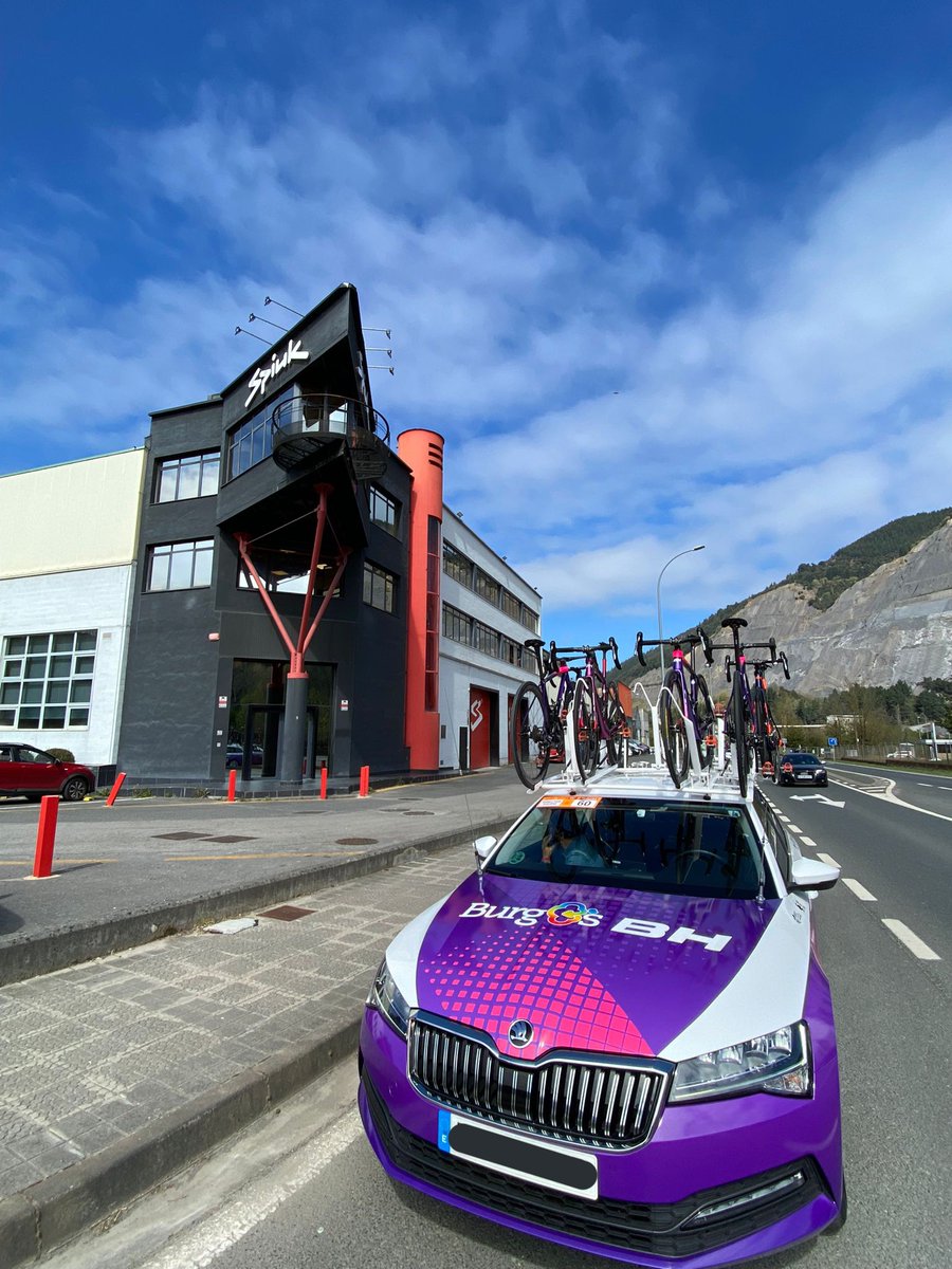 #Itzulia 

🚩 En marcha la tercera etapa y en los primeros kilómetros un paso muy especial por Orozco.

🚗 ¡Parada obligada junto a las instalaciones de nuestro patrocinador <a href="/SPIUKSportline/">SPIUK</a>! 😍😍