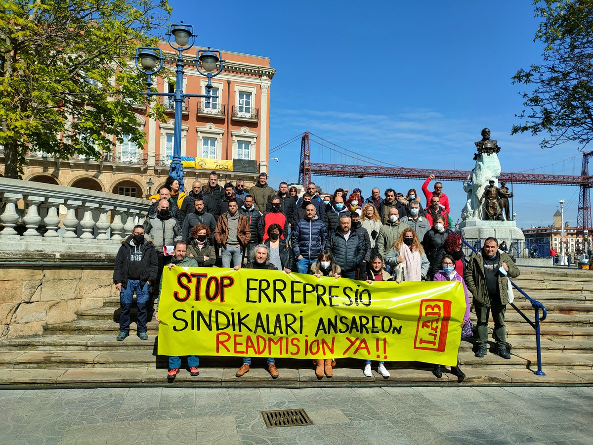 LEzkerraldea's tweet photo. Stop errepresio sindikalari!

Ansareo entzun, langileak borrokan!

Readmisión ya!!

LAB ezkerraldea elkartasun argazkia kaleratutako langileekin. https://t.co/j8caDCw4Na