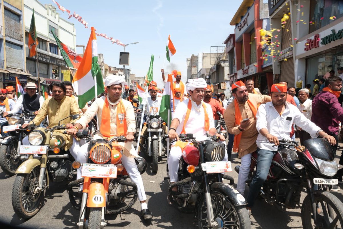 Tejasvi_Surya's tweet photo. Despite the scorching 42° heat, the massive participation in Ahmedabad today is an indication of the relentless commitment of @BJYM karyakartas to bring back the BJP government in Gujarat, under the leadership of Shri @narendramodi Ji.

What an exceptional start to a great yatra! https://t.co/FqQKQW0l2y