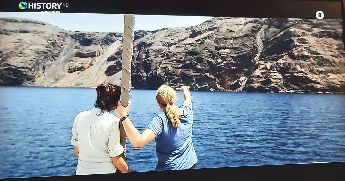 ProjectSantory's tweet image. In @COSMOTE docuseries “The bow of the Aegean” Assoc. Prof. Evi Nomikou and coordinator of @ProjectSantory along with researcher Ioanna Tsikoudi, walks us through the volcanic history of #Santorini and talks about Kolumbo – the most active submarine #volcano in the Mediterranean!