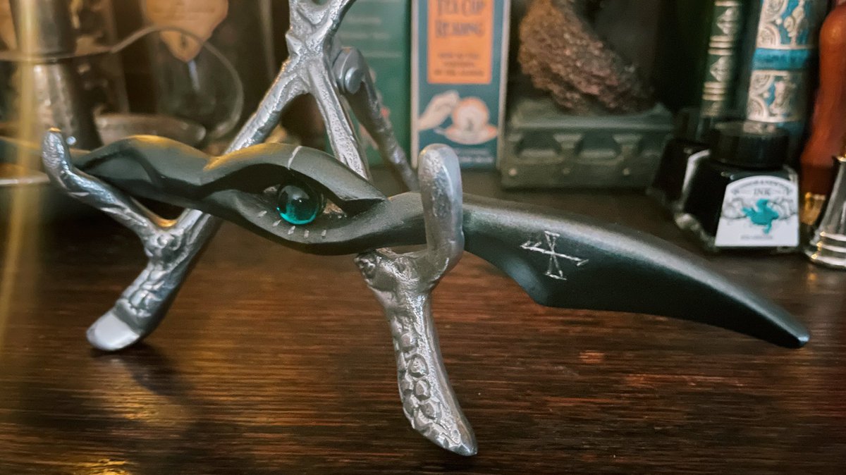 niu_HP's tweet photo. Black walnut wood with a manticore tail core, 14" and Slightly springy flexibility🪄
To my dear witch, Itsuki @itk_HP
#harrypotter #wizardingworld #FantasticBeasts #mywand #Wandlore https://t.co/L45glXulCe