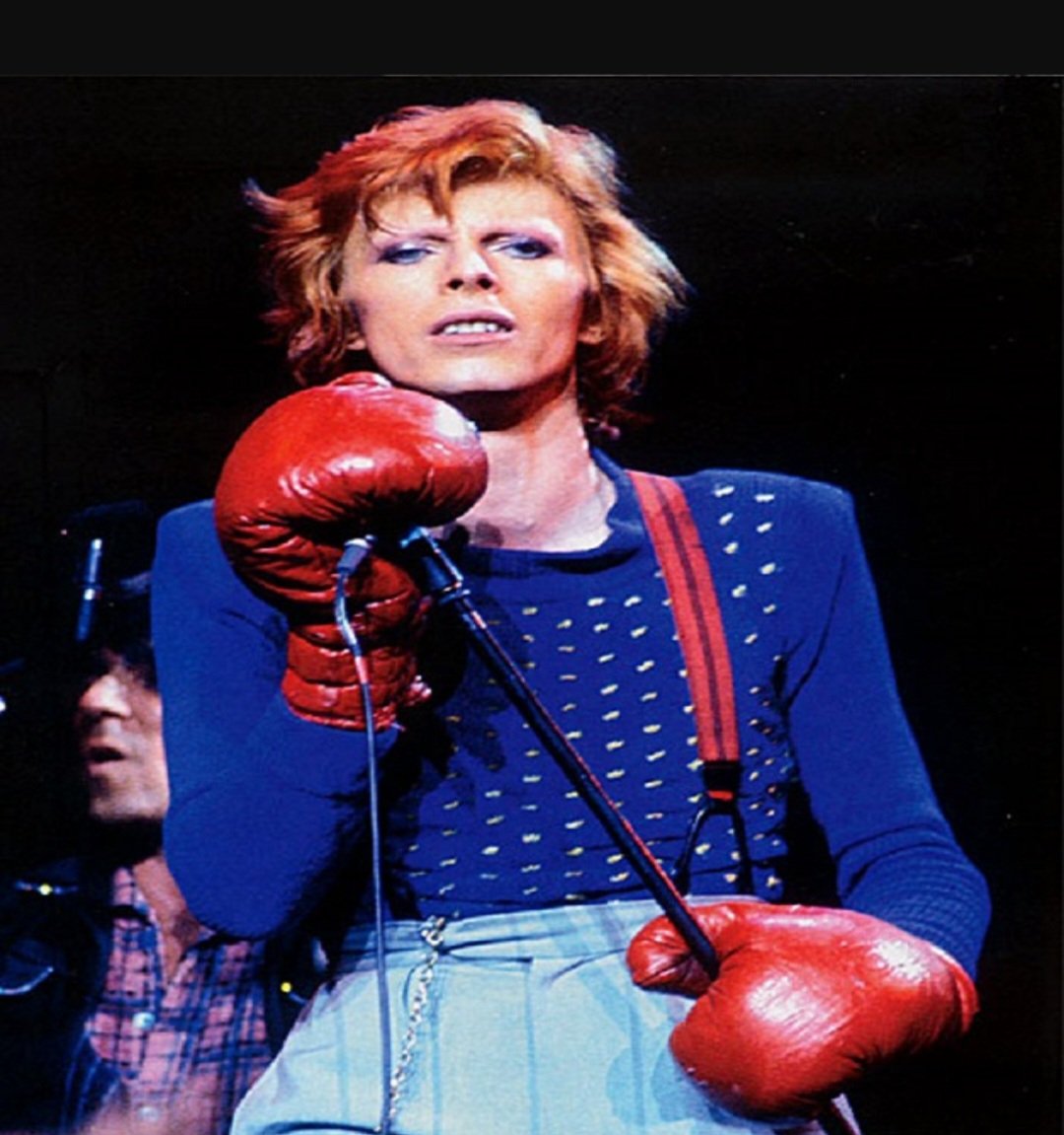BoxingUnitres's tweet image. En el programa del anterior domingo, en la sección Música y Boxeo, comenté la pasión de Davie Bowie con el boxeo.
Bowie conoció al boxeador Lord en Texas, ahí comenzó a entrenar con él. Además usó los guantes de boxeo para varias de sus portadas de discos y actuaciones.
#boxeo