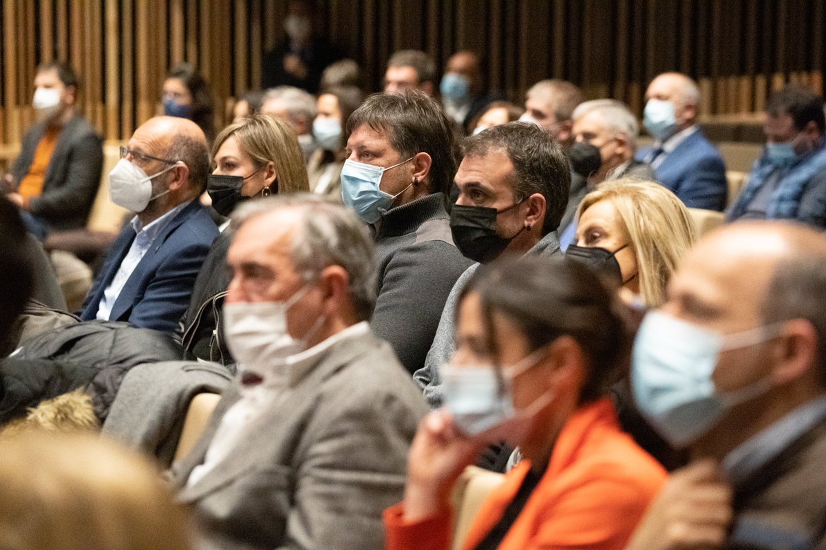 #EUDEL40urte ekitaldietan parte hartzen gaude, udalgintza eredu ezberdinak daudela eta instituzio txikiek bat egin behar dutela aldarrikatzen.

Herri hau behetik gora eraikitzeko konpromisoan berresten gara. Hortan datza gure #EuskalEredua.