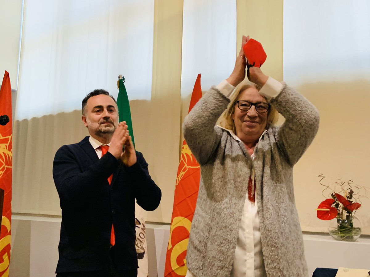 🔴⚙️ <a href="/Depalma_michele/">michele de palma</a> è il nuovo segretario generale della #Fiom, eletto con il 93,2%, in sostituzione di <a href="/RedavidF/">Francesca Re David</a>.