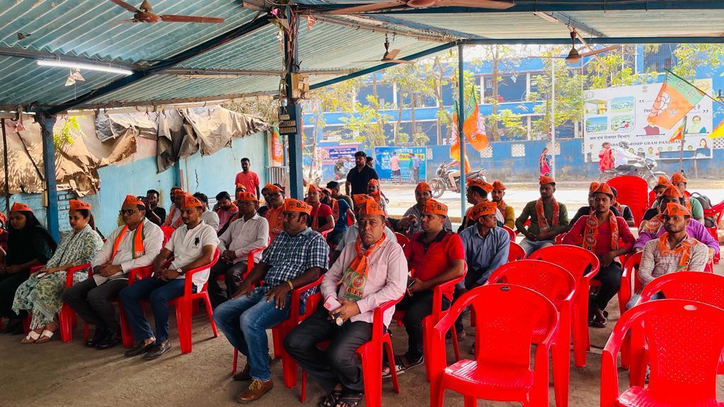 BJP4DnNH's tweet photo. #कडैया_मंडल 
भाजपा के 42 वे स्थापना दिवस के अवसर पर दमण जिले के कडैया मंडल में कार्यकर्ताओ ने भाजपा का झंडा फहराया और खेस और भगवा टोपी पहनकर राष्ट्र के यशस्वी प्रधान मंत्री श्री @narendramodi  जी के संबोधन को सुना । 
@JPNadda
@blsanthosh
@VijayaRahatkar @deepesh_tandel https://t.co/MKF3o9GO0X