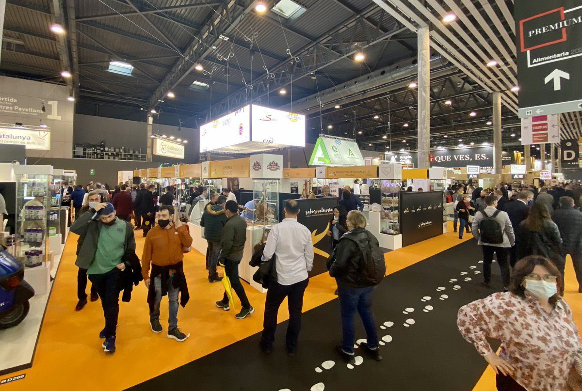 saboresalmeria's tweet photo. 🤩 Los #jamones, #embutidos y productos cárnicos del interior de la provincia están generando gran expectación entre los visitantes y clientes de @AlimentariaBCN 

Tercera jornada de una de las ferias gastronómicas más importantes a nivel internacional 👉 #ALIMENTARIA BARCELONA https://t.co/YFPLTjsO7v