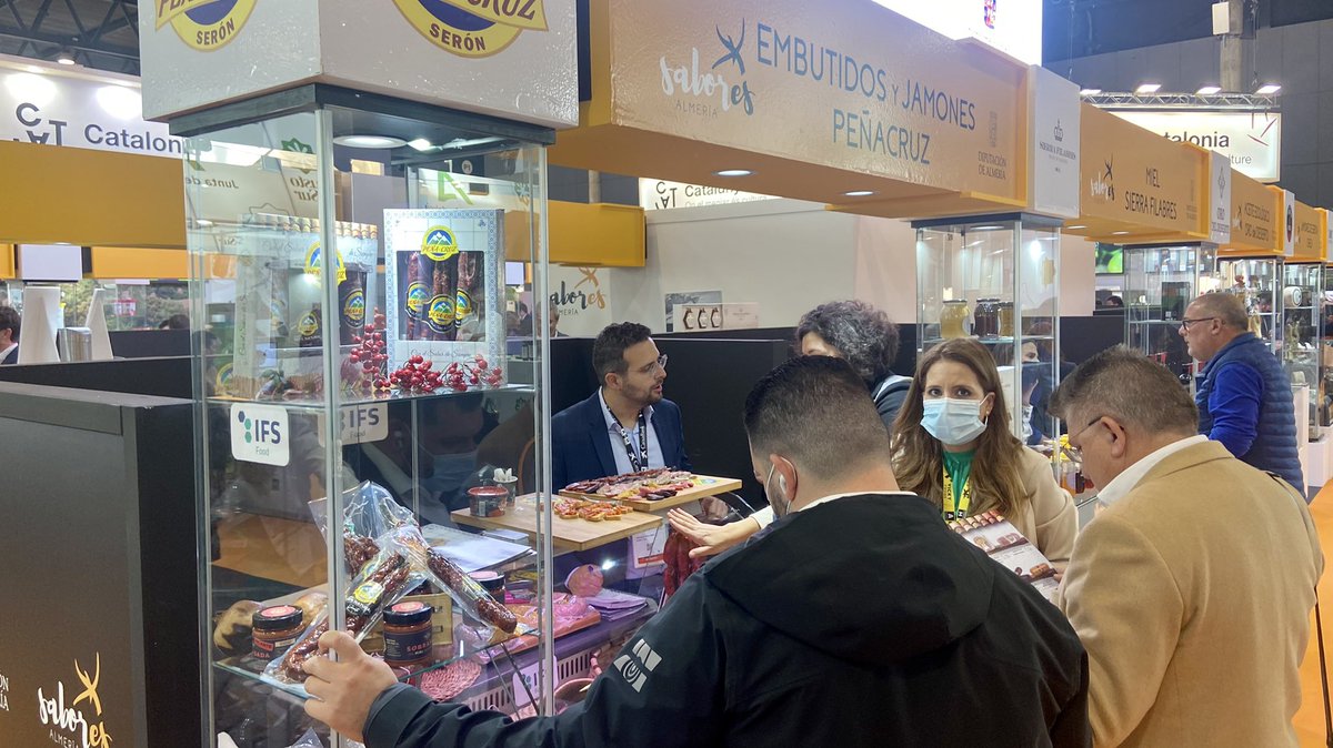 saboresalmeria's tweet photo. 🤩 Los #jamones, #embutidos y productos cárnicos del interior de la provincia están generando gran expectación entre los visitantes y clientes de @AlimentariaBCN 

Tercera jornada de una de las ferias gastronómicas más importantes a nivel internacional 👉 #ALIMENTARIA BARCELONA https://t.co/YFPLTjsO7v