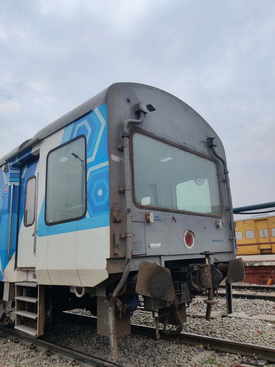 sud9732's tweet photo. Vistadome Coach View of 16579 #Yesvantpur Jn #Shivamogga Town #intercity express.
@SihimogeRailu @KARailway @liveshivamogga @TumakuruRailway @dp_satish @renukesh9 @CKM_Rail_Users https://t.co/1xb9tSmxLz