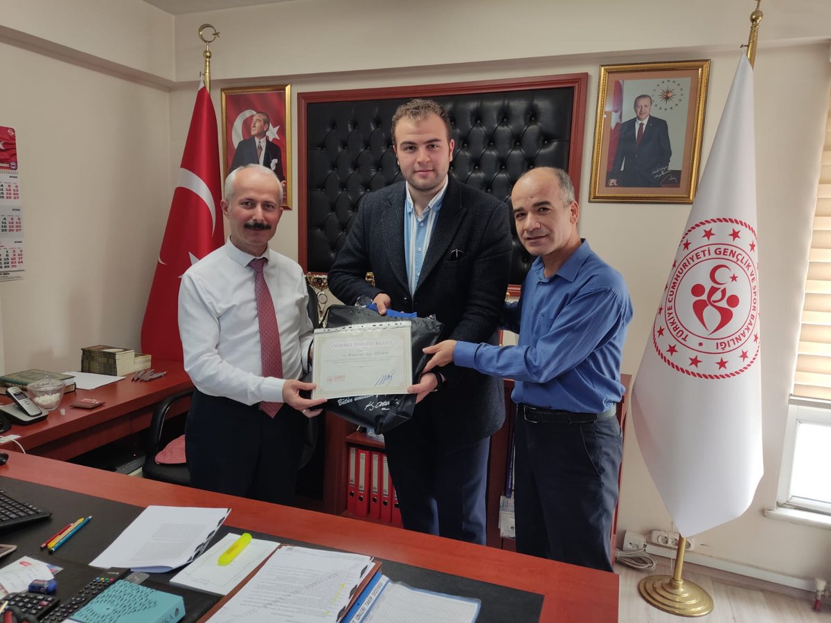 halildegirmen_'s tweet photo. GSB Ankara Yunus Emre Yurdumuz öğrencilerinden, eğitim ve gönüllülük faaliyetleri ögrenci temsilcilerine, göstermiş oldukları gayretli çalışmalarından dolayı teşekkür ederek hediye ve sertifikalarını takdim ettik.
#BenimYurdumKYK
#KYKAkademi
#KYKGönüllülük https://t.co/n4B1xceovh