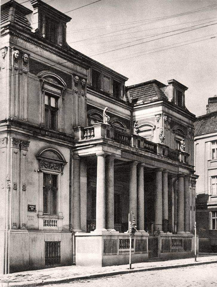 Narodna biblioteka Srbije, prva uništena prilikom bombardovanja na današnji dan 1941.
Da li su time uništeni i srpska istorija, kultura i nacionalni identitet?
Sudeći po simbolčnom osvetljenju prestonice, mnogi i danas rade na tome.