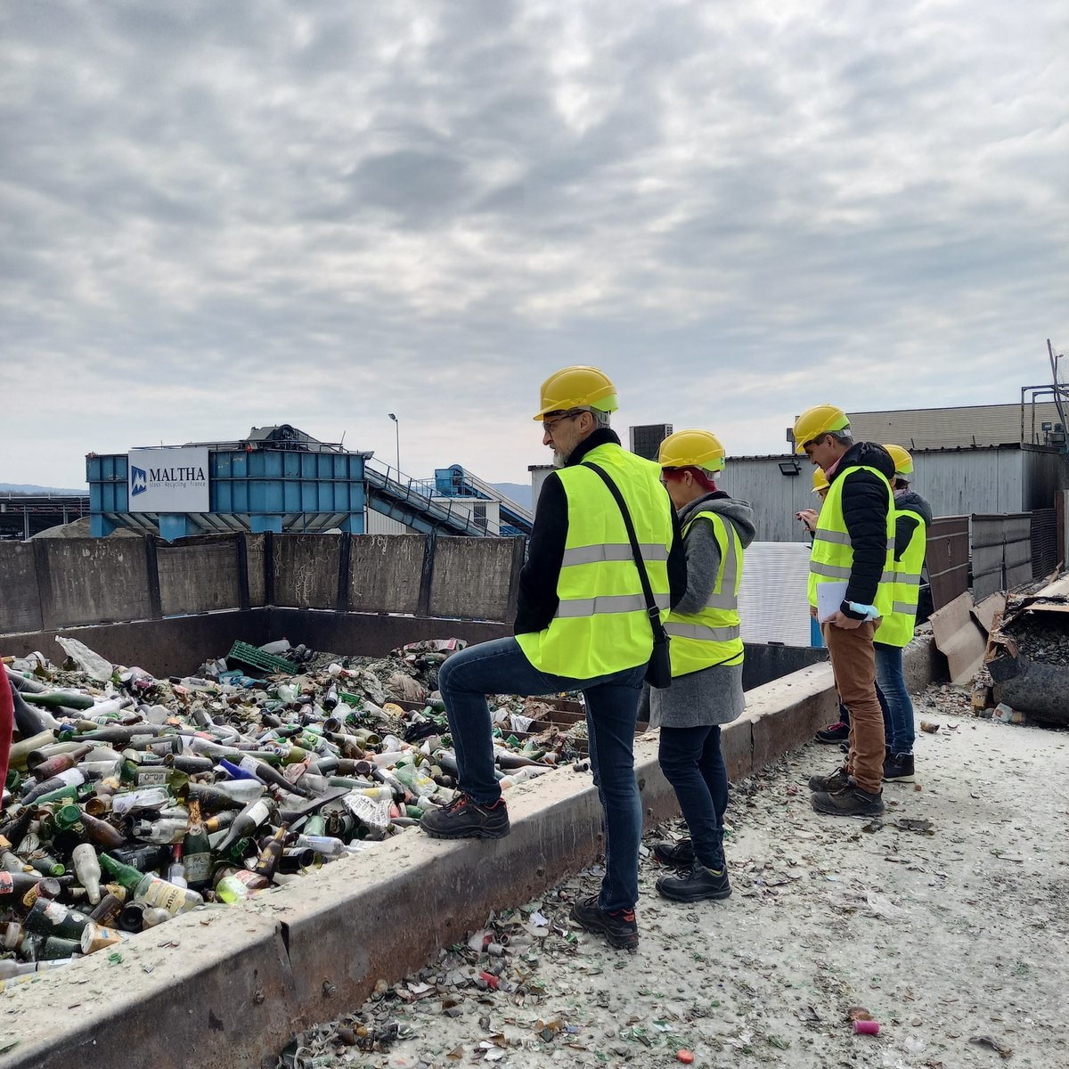26_sypp's tweet photo. Pour comprendre tous les enjeux de la filière #verre, les élus et techniciens du #SYPP ont visité le centre de tri  Maltha Glass Recycling Group à Lavilledieu en Ardèche https://t.co/uMkalVYyIH