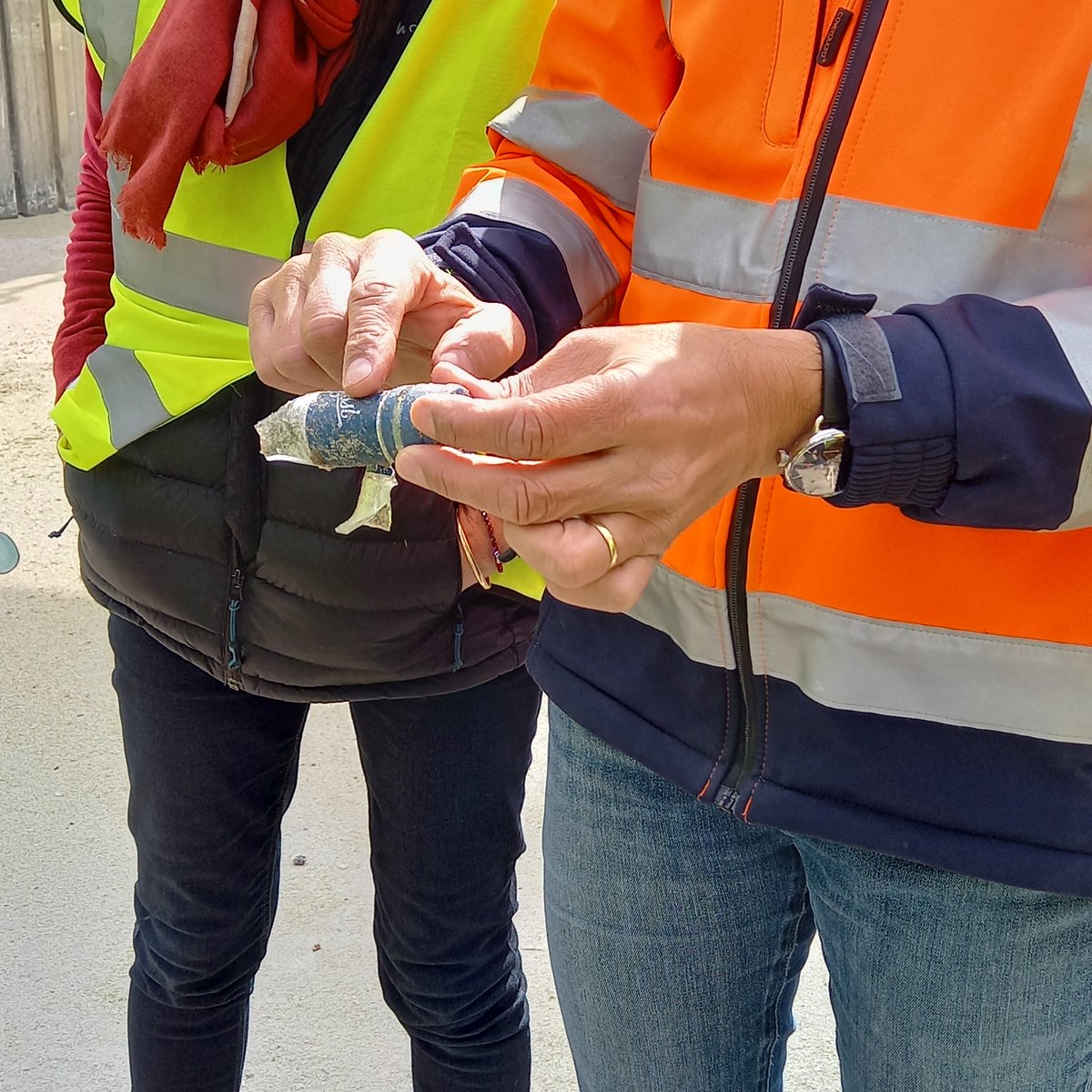 26_sypp's tweet photo. Pour comprendre tous les enjeux de la filière #verre, les élus et techniciens du #SYPP ont visité le centre de tri  Maltha Glass Recycling Group à Lavilledieu en Ardèche https://t.co/uMkalVYyIH
